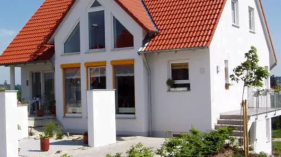 Maison individuelle avec toiture en tuiles rouges