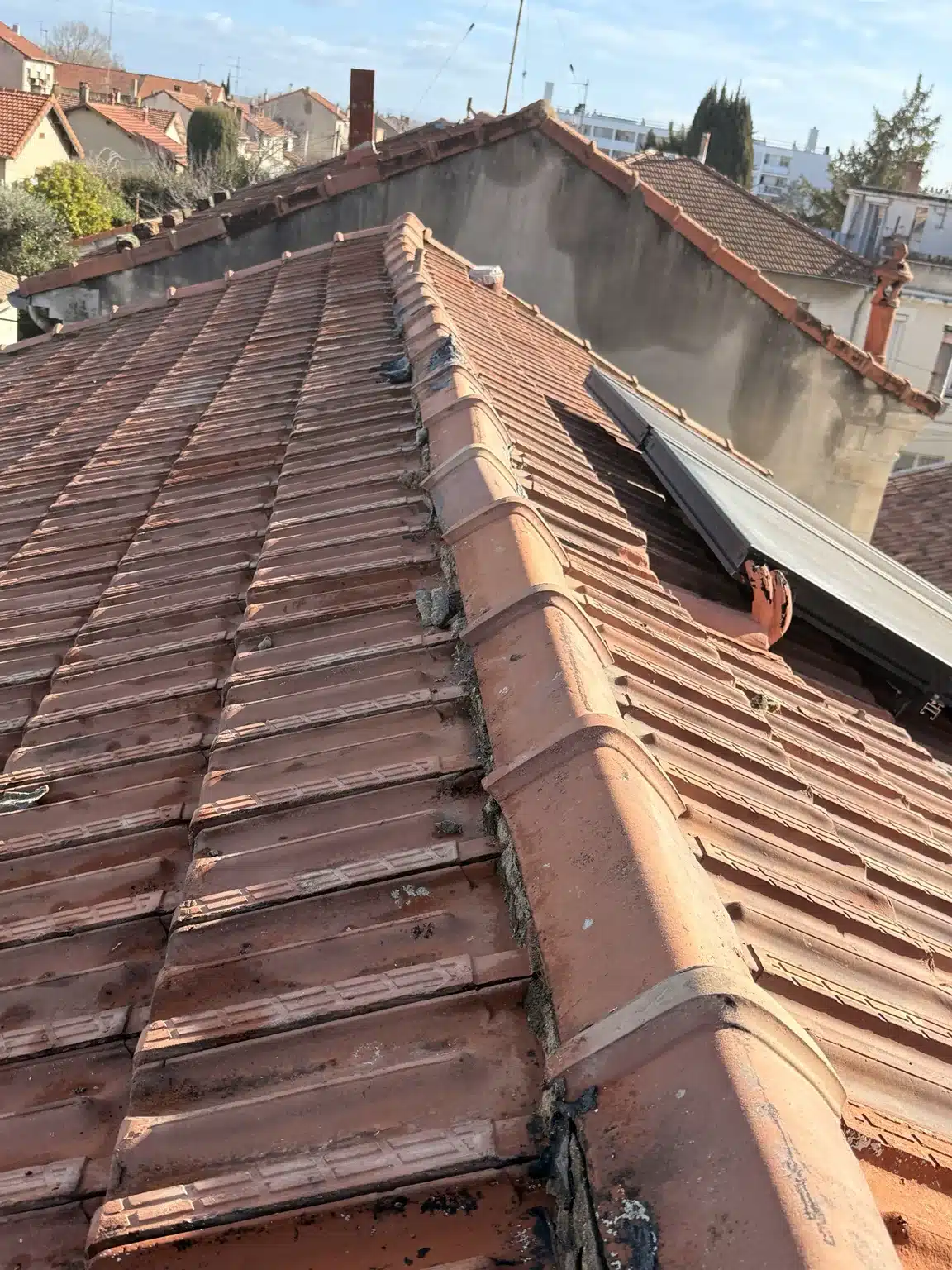 État initial d’une toiture en tuiles avant rénovation par ARD Expert Toiture