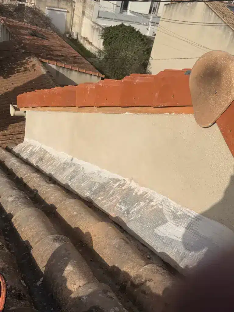 Réalisation des raccords et finitions d’étanchéité contre un mur