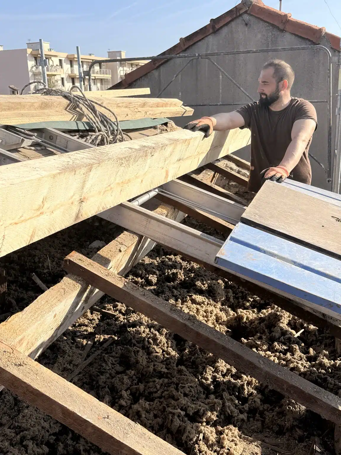 Remplacement d’une pièce de charpente pendant la rénovation de toiture