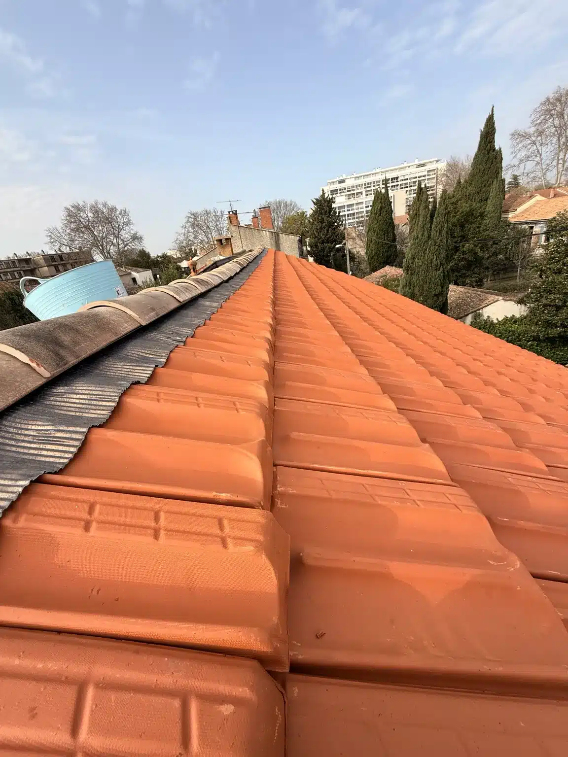 Couverture en tuiles entièrement rénovée avec finition du faîtage